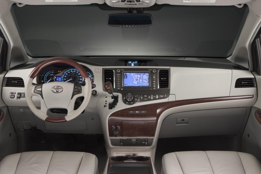  Toyota Sienna SE 2010 года  (фото 44 из 50)